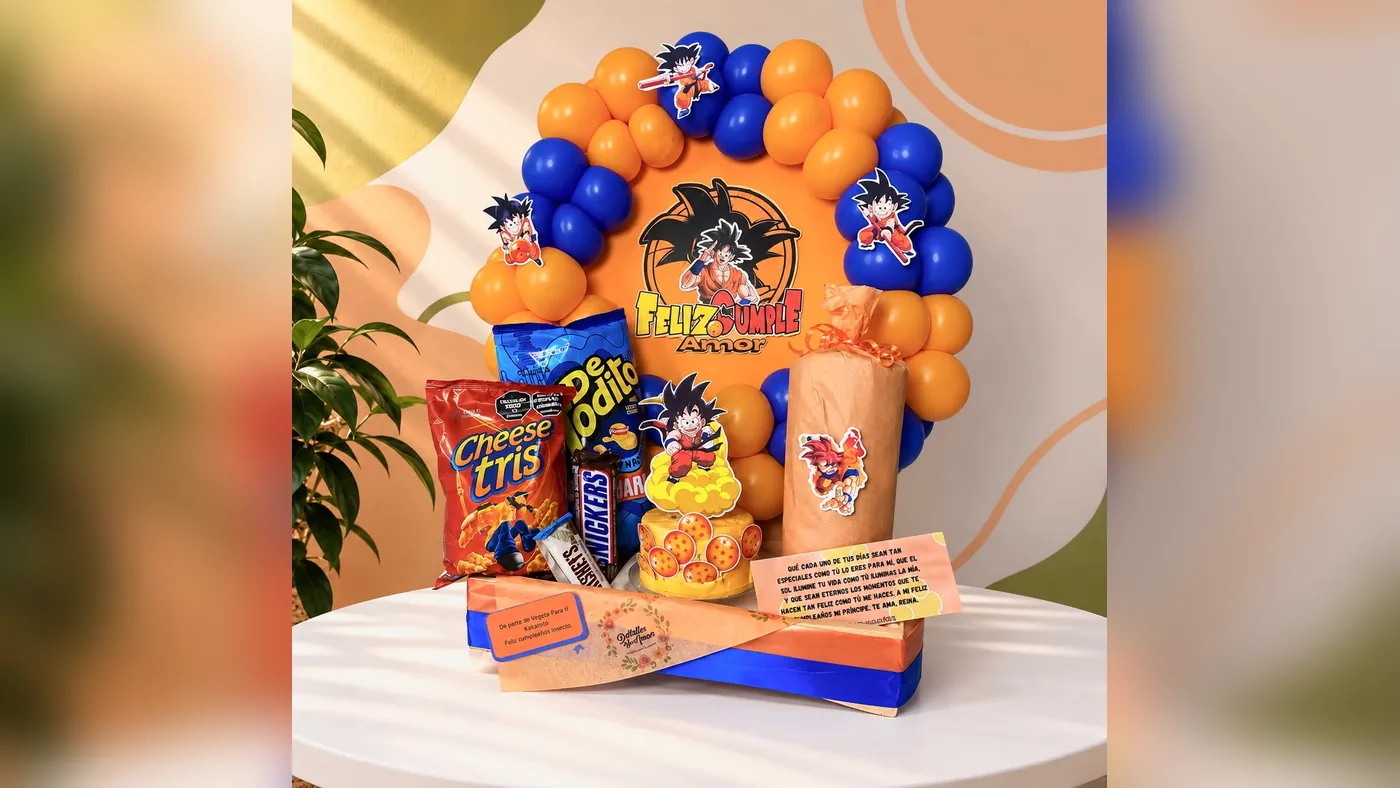 Arreglo de cumpleaños temático de Dragon Ball con arco de globos naranja y azul, letrero Feliz Cumple Amor, torta pequeña con esferas del dragón, pasabocas, chocolates y tarjeta con mensaje, Detalles de Amor Medellín