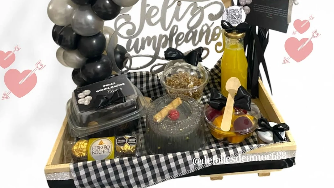 Desayuno sorpresa en bandeja de madera con jugo de naranja, fruta, granola, postre y globos de cumpleaños, Detalles de Amor Medellín