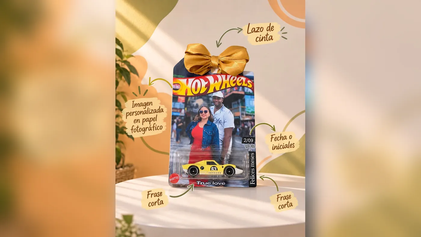Hot Wheels personalizado con la foto de una pareja en el empaque, la frase True love, la fecha 2/09, el texto Felices meses y un lazo de cinta dorado, Detalles de Amor Medellín