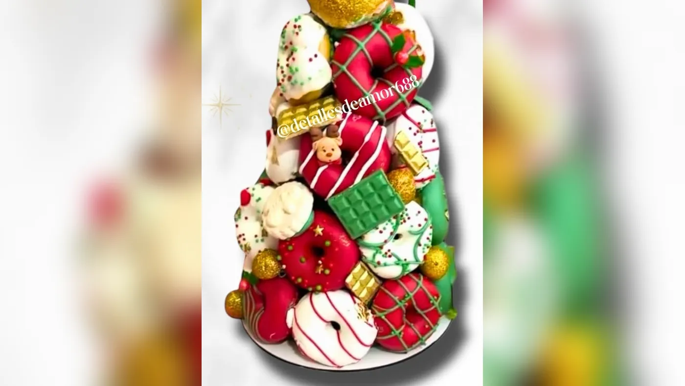 Árbol deluxe de 24 mini donas navideñas montadas en torre, decoradas en rojo, verde, blanco y dorado, Detalles de Amor Medellín
