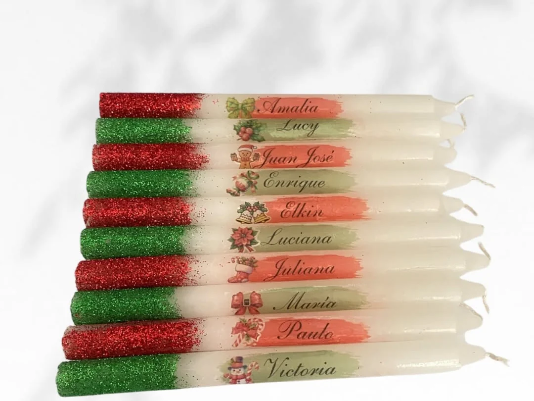 Diez velas personalizadas con el nombre de cada persona, base en glitter rojo y verde, Detalles de Amor Medellín