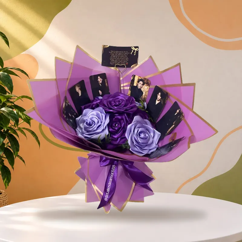 Ramo de rosas artesanales en cinta de satín morada con fotos y una nota sobre la distancia