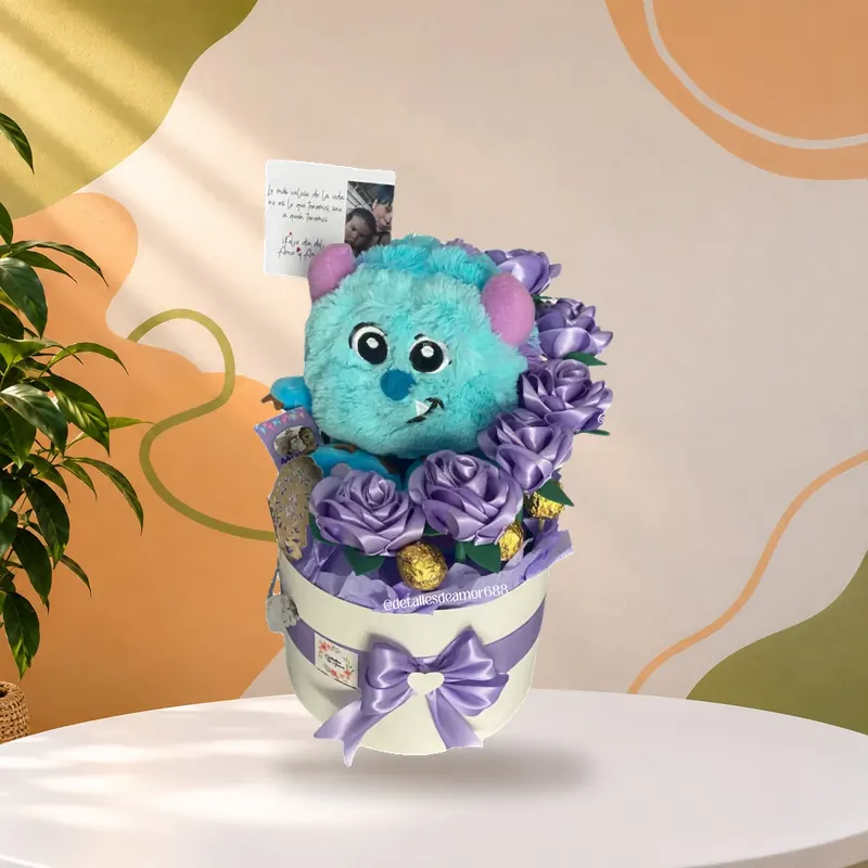 Rosas eternas lilas en caja con peluche y bombones