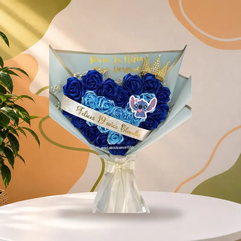 Ramo de rosas eternas artesanales en cinta de satín azul con banda personalizada