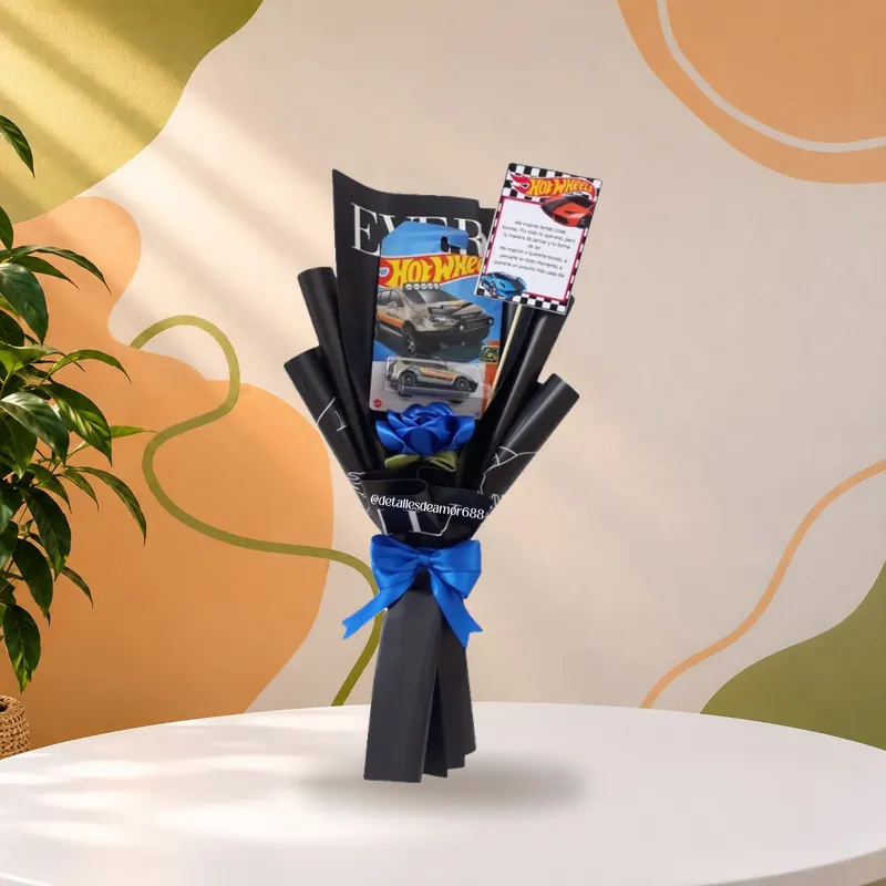 Ramo temático de rosas eternas en satín negro con carrito de juguete