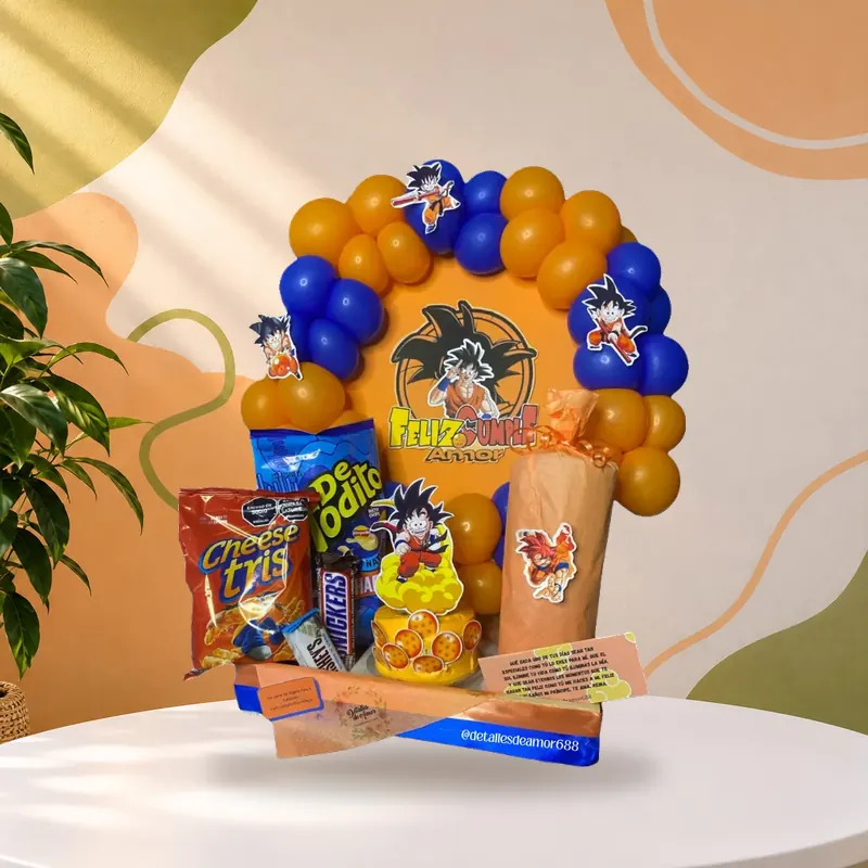Ancheta personalizada con snacks, chocolates, tarjeta y arco de globos temáticos, Detalles de Amor Medellín