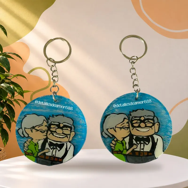 Llaveros personalizados en resina con ilustración de pareja