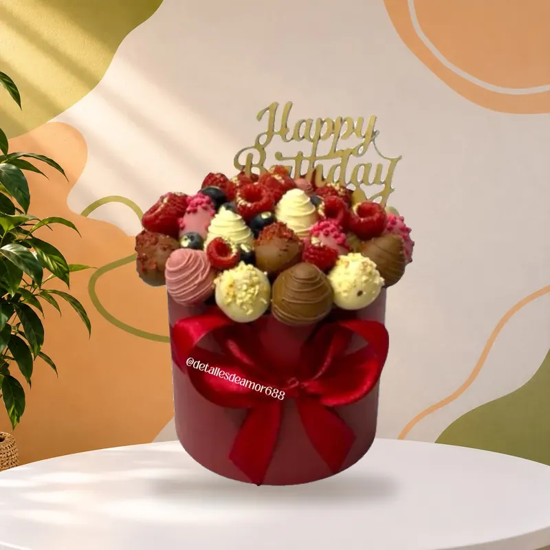 Caja de fresas con chocolate y postres con topper de Happy Birthday