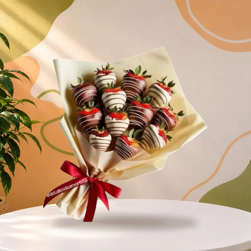 Ramo de fresas con chocolate blanco y oscuro envuelto en papel, Detalles de Amor Medellín