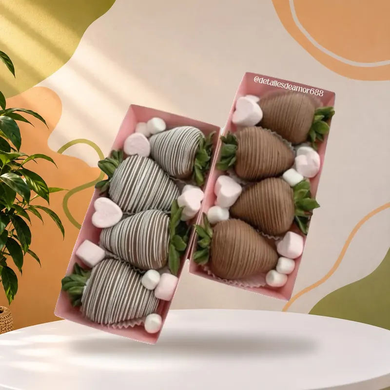 Cajas de fresas con chocolate y malvaviscos en forma de corazón