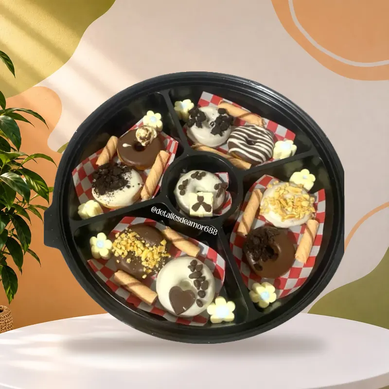 Bandeja surtida de postres cubiertos de chocolate para compartir en la novena de aguinaldos